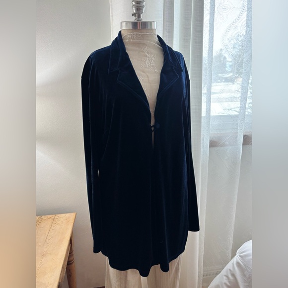 Jacqueline Ferrar Jackets & Blazers - Jaqueline Ferrar *Vintage* Navy Blue Velvet Jacket, size L